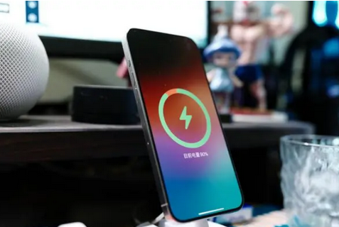 汉南苹果15换屏服务分享用什么充电器给iPhone15充电更好 